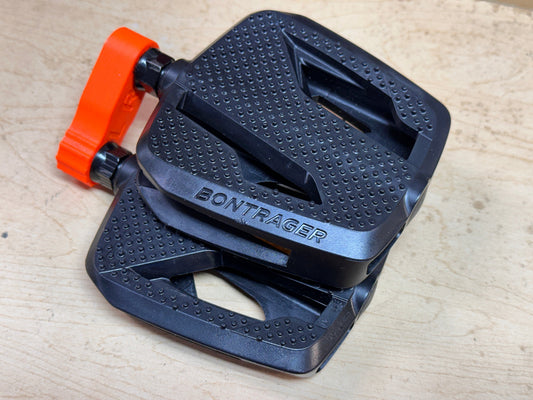 Flat pedals in parallel holder