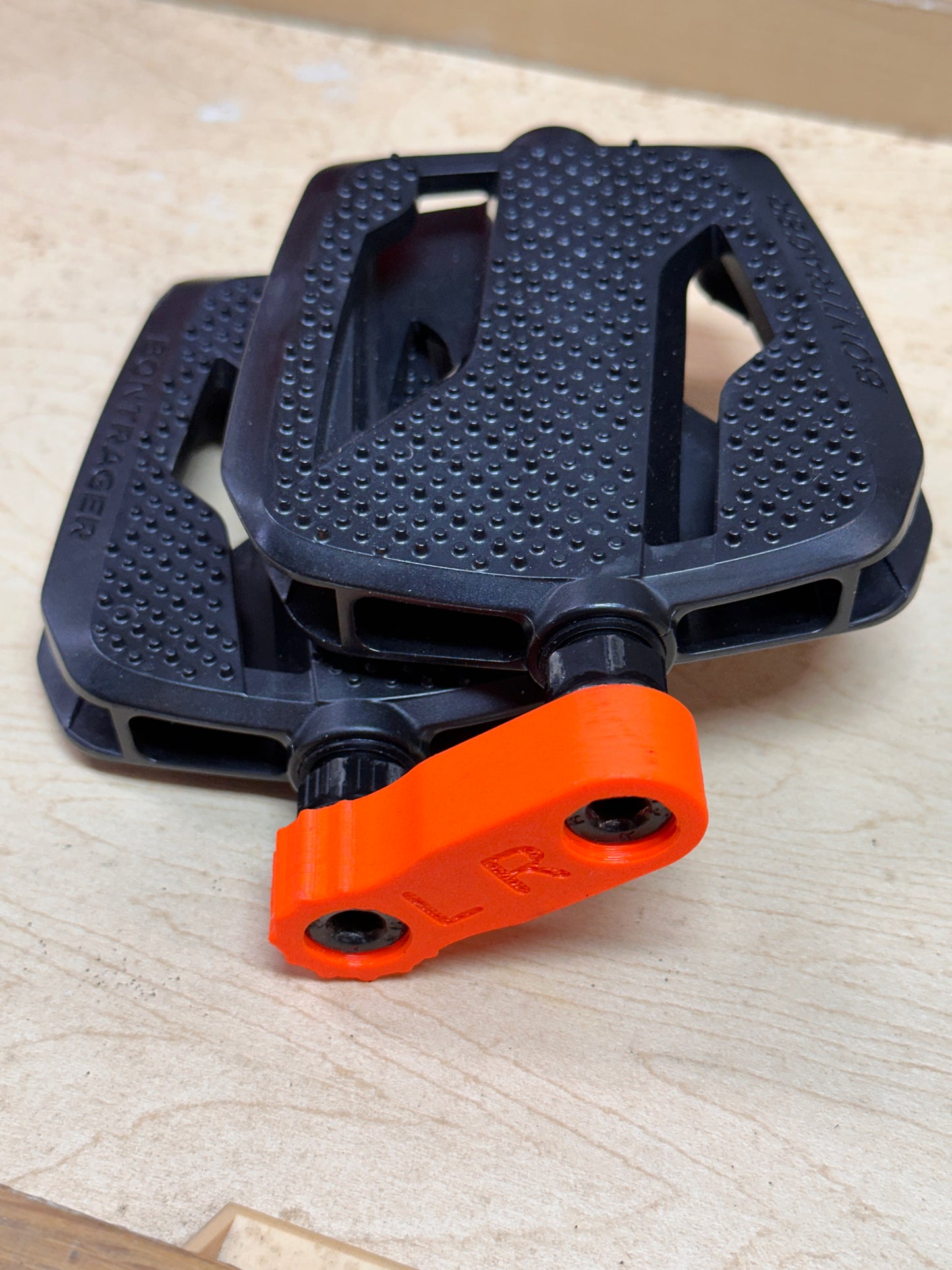 Flat pedals in parallel holder.